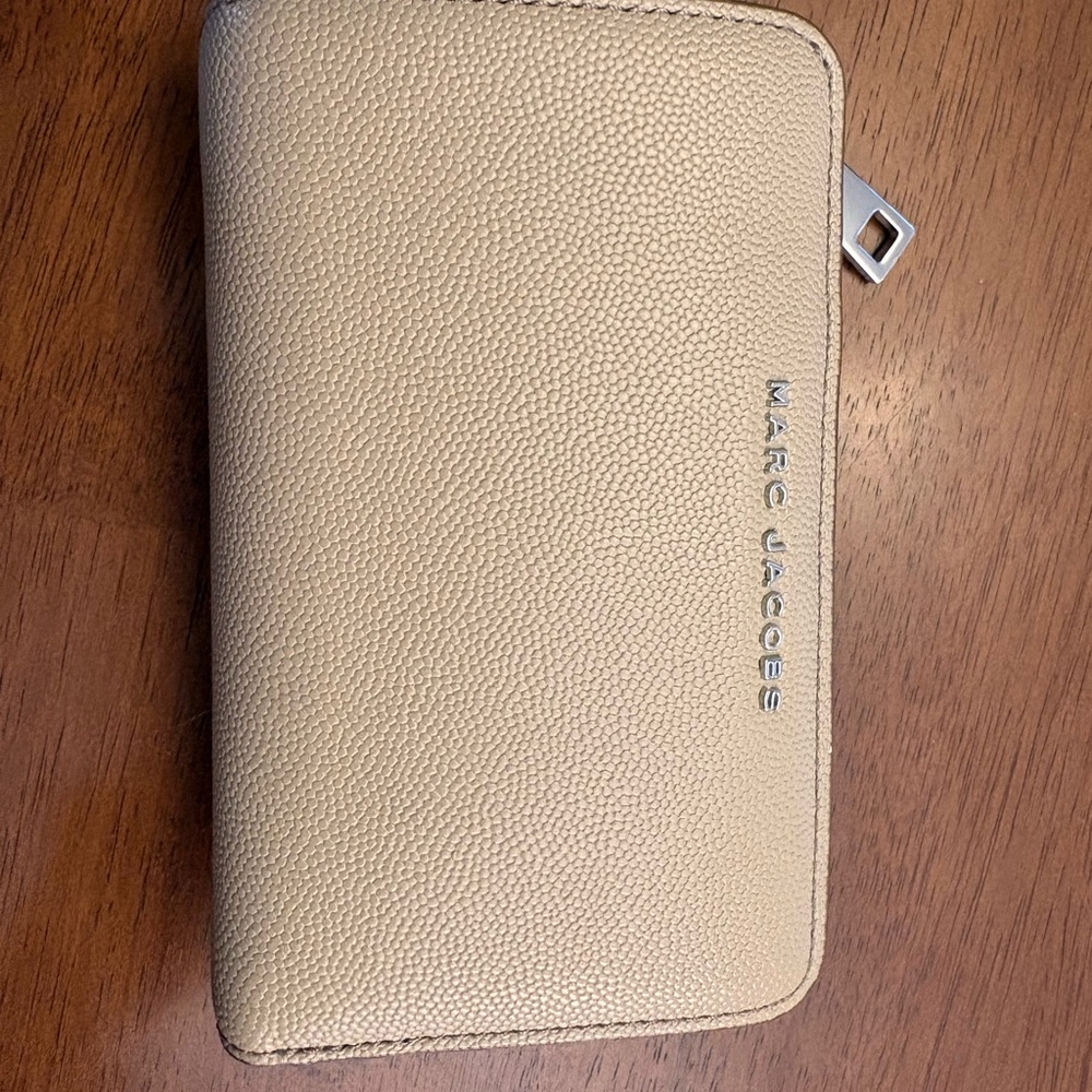 Marc Jacobs Neutral Pebbled Zip Wallet in Light Beige